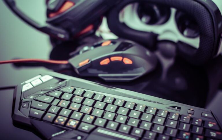 Breaking Through the Rank Ceiling: The Role of Elo Boosting in LoL